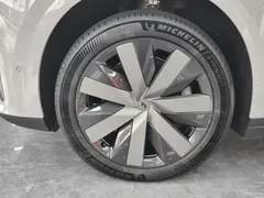 2025 Li Auto i8 Standard — фото 13