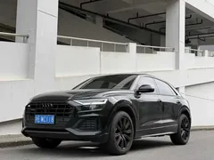 2021 Audi Q8 45 TFSI Luxury, чёрный — фото 1