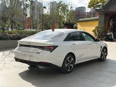 2021 Hyundai Elantra 1.5L CVT Leading GLS, белый — фото 11