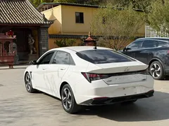 2021 Hyundai Elantra 1.5L CVT Leading GLS, белый — фото 13