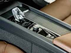 2023 Volvo XC60 4WD Luxury, белый — фото 11