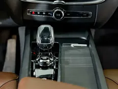 2023 Volvo XC60 4WD Luxury, белый — фото 14