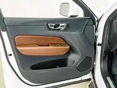 2023 Volvo XC60 4WD Luxury, белый — фото 16