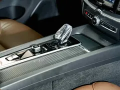 2023 Volvo XC60 4WD Luxury, белый — фото 18