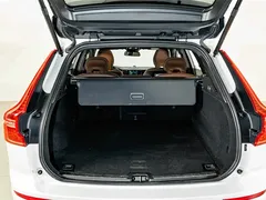 2023 Volvo XC60 4WD Luxury, белый — фото 23