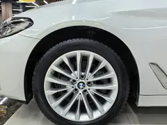 2021 BMW 5 Series 525Li Luxury Package, белый — фото 13