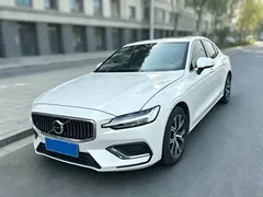2024 Volvo S60 B4 Luxury, белый — фото 1