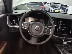 2021 Volvo XC60 4WD Luxury, белый — фото 11