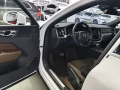 2021 Volvo XC60 4WD Luxury, белый — фото 16