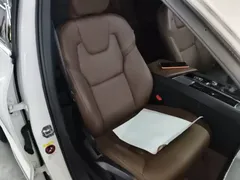 2021 Volvo XC60 4WD Luxury, белый — фото 25