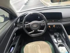 2021 Hyundai Elantra 1.5L CVT LUX Premium, белый — фото 6