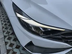 2022 Hyundai Elantra 1.5L CVT LUX Premium, белый — фото 7