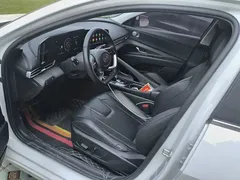2022 Hyundai Elantra 1.5L CVT LUX Premium, белый — фото 16