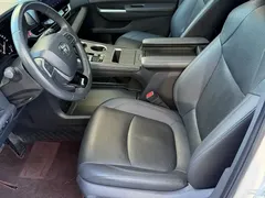2023 Toyota Sienna 2.5L Hybrid Premium, белый — фото 5