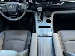 2023 Toyota Sienna 2.5L Hybrid Premium, белый — фото 8