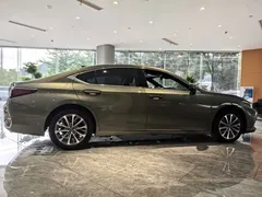 2023 Lexus ES 200 Excellence, зелёный — фото 9