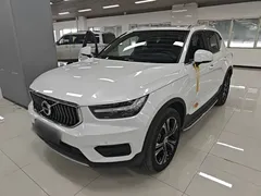 2022 Volvo XC40 4WD Luxury, белый — фото 2