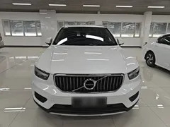 2022 Volvo XC40 4WD Luxury, белый — фото 3