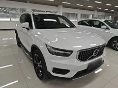 2022 Volvo XC40 4WD Luxury, белый — фото 4