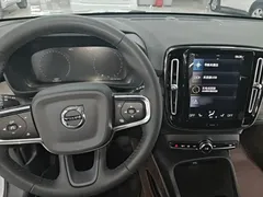 2022 Volvo XC40 4WD Luxury, белый — фото 10