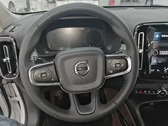 2022 Volvo XC40 4WD Luxury, белый — фото 11