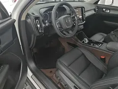 2022 Volvo XC40 4WD Luxury, белый — фото 15