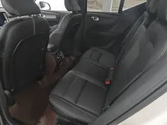 2022 Volvo XC40 4WD Luxury, белый — фото 17