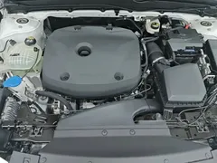 2022 Volvo XC40 4WD Luxury, белый — фото 20