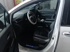 2021 Toyota Sienna 2.5L Hybrid Premium, белый — фото 4