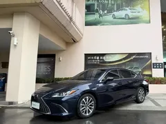 2021 Lexus ES 300h Excellence, синий — фото 1