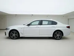 2021 BMW 5 Series 530Li xDrive M Sport Package, белый — фото 3