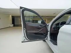 2021 BMW 5 Series 530Li xDrive M Sport Package, белый — фото 14