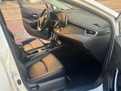 2021 Toyota Corolla Hybrid 1.8L E-CVT Elite, белый — фото 11