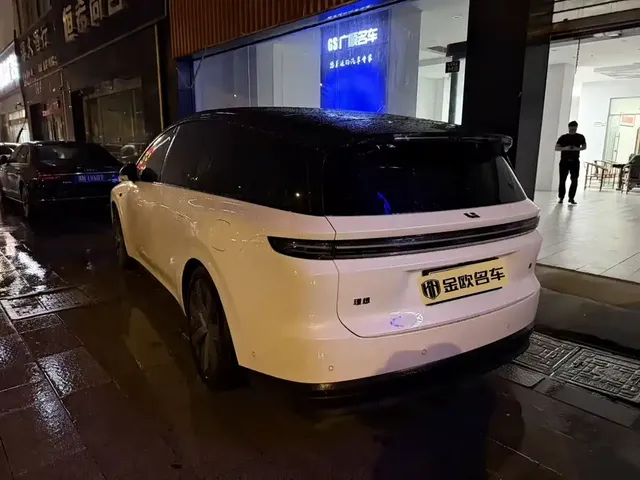2025 Li Auto i8 Standard