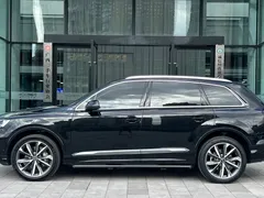 2023 Audi Q7 55 TFSI quattro S line Sport, чёрный — фото 3