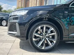 2023 Audi Q7 55 TFSI quattro S line Sport, чёрный — фото 10