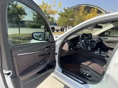 2021 BMW 5 Series 530Li Premium Luxury Package, белый — фото 4