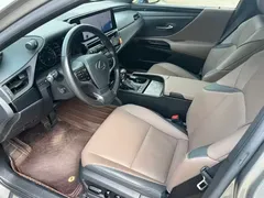 2022 Lexus ES 300h Premium — фото 2