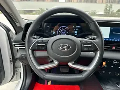 2022 Hyundai Elantra 1.5L CVT LUX Premium, белый — фото 14