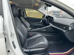 2022 Hyundai Elantra 1.5L CVT LUX Premium, белый — фото 19