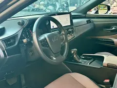2022 Lexus ES 300h Premium, чёрный — фото 4