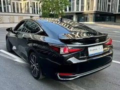 2022 Lexus ES 300h Premium, чёрный — фото 9