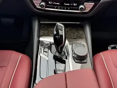 2021 BMW 5 Series 525Li M Sport Package, чёрный — фото 12