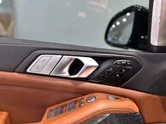2021 BMW X7 xDrive M50i, чёрный — фото 9