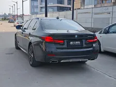 2021 BMW 5 Series 525Li M Sport Package, чёрный — фото 7