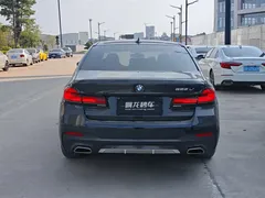 2021 BMW 5 Series 525Li M Sport Package, чёрный — фото 8