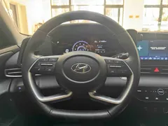 2022 Hyundai Elantra 1.5L CVT LUX Premium, белый — фото 16