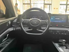2022 Hyundai Elantra 1.5L CVT LUX Premium, белый — фото 17