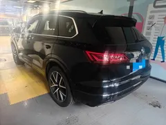 2021 Volkswagen Touareg 3.0TSI Sport Package, чёрный — фото 3