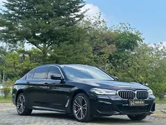 2022 BMW 5 Series 530Li Leading M Sport Package, чёрный — фото 3